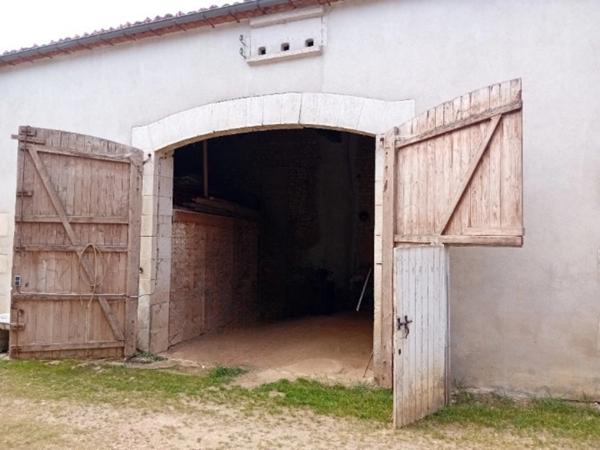 Maison à rénover avec vastes dépendances. Chasseneuil-sur-Bonnieure, Charente (16)