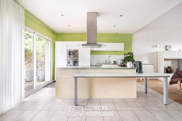 Ensemble immobilier avec jardins : meulière et maison contemporaine