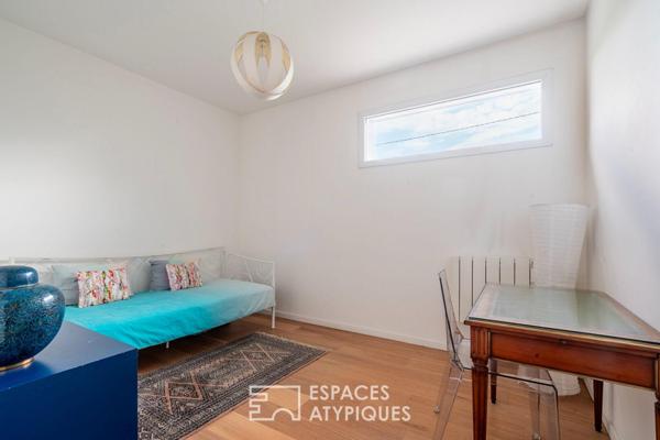 Ensemble immobilier avec jardins : meulière et maison contemporaine