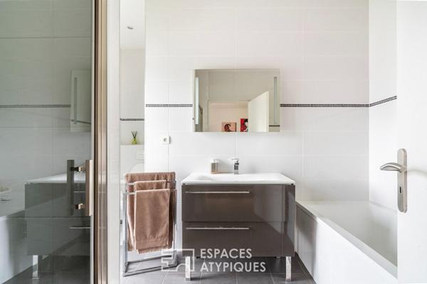 Ensemble immobilier avec jardins : meulière et maison contemporaine