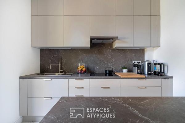 Ensemble immobilier avec jardins : meulière et maison contemporaine