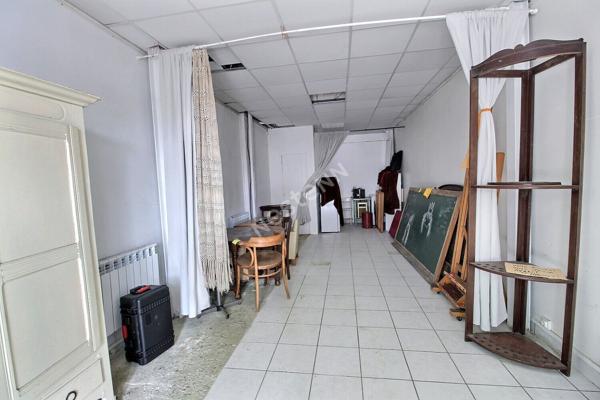 CROIX DE CHAVAUX AU PIED DU METRO, LOCAL COMMERCIAL AVEC VITRINE SUR RUE ET UN APPARTEMENT AU-DESSUS. PLEINE PROPRIETE, AUCUNE CHARGE, POTENTIEL D'EXTENSION;