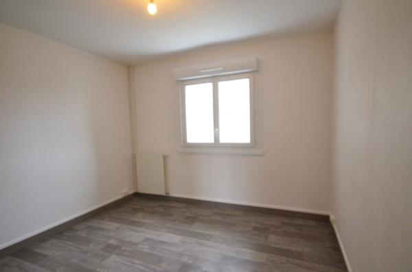 BREST KERGOAT - Proche facs, Type 4 entièrement rénové de 74m² avec place de parking , Brest