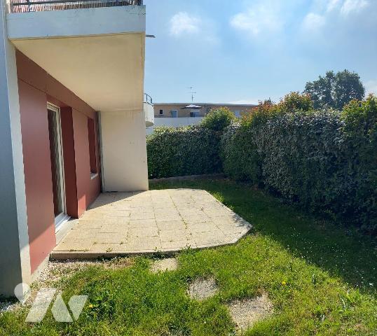 L'HERMITAGE - Emplacement idéal à proximité des transports (arrêt de bus) commodités et espaces...