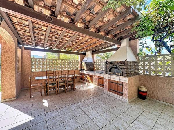 Vente                                                      Maison
                        
                     6 pièces                      140 m2                     à Trets