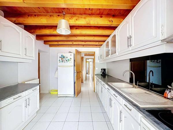 Vente                                                      Maison
                        
                     6 pièces                      140 m2                     à Trets