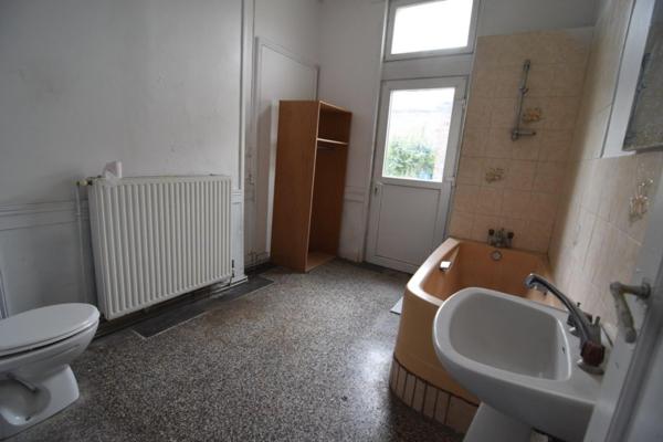 Grande maison divisible, 4 chambres, stationnement.