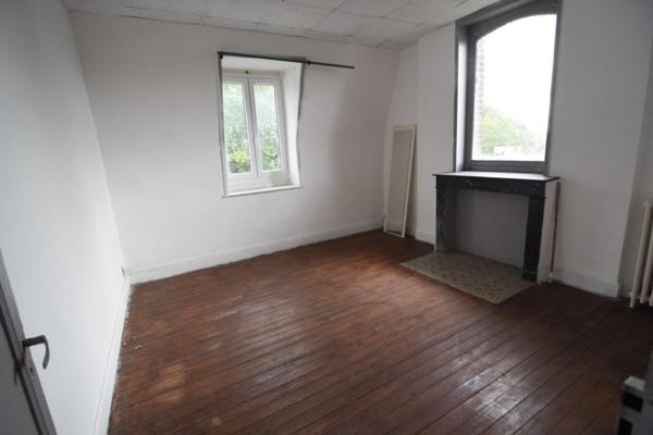 Grande maison divisible, 4 chambres, stationnement.