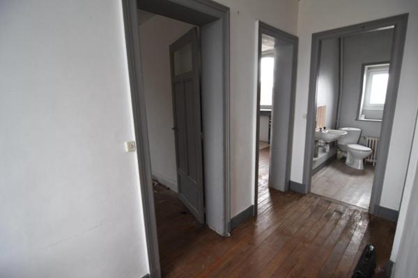 Grande maison divisible, 4 chambres, stationnement.