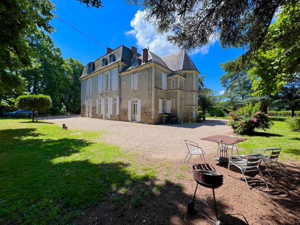 Au coeur du Lot-et-Garonne, à Villeneuve-sur-Lot, à proximité de cinq villages classés parmi « Les Plus Beaux Villages de France », remarquable propriété de prestige composée d'un manoir du XVII? siècle d'environ 410 m², de dépendances aménagées en gîtes , Villeneuve sur lot