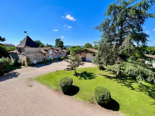 Au coeur du Lot-et-Garonne, à Villeneuve-sur-Lot, à proximité de cinq villages classés parmi « Les Plus Beaux Villages de France », remarquable propriété de prestige composée d'un manoir du XVII? siècle d'environ 410 m², de dépendances aménagées en gîtes , Villeneuve sur lot