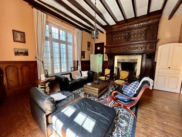 Au coeur du Lot-et-Garonne, à Villeneuve-sur-Lot, à proximité de cinq villages classés parmi « Les Plus Beaux Villages de France », remarquable propriété de prestige composée d'un manoir du XVII? siècle d'environ 410 m², de dépendances aménagées en gîtes , Villeneuve sur lot