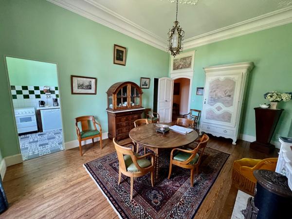 Au coeur du Lot-et-Garonne, à Villeneuve-sur-Lot, à proximité de cinq villages classés parmi « Les Plus Beaux Villages de France », remarquable propriété de prestige composée d'un manoir du XVII? siècle d'environ 410 m², de dépendances aménagées en gîtes , Villeneuve sur lot