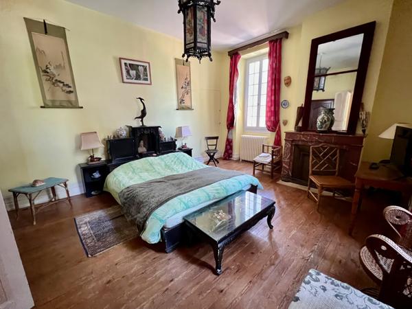Au coeur du Lot-et-Garonne, à Villeneuve-sur-Lot, à proximité de cinq villages classés parmi « Les Plus Beaux Villages de France », remarquable propriété de prestige composée d'un manoir du XVII? siècle d'environ 410 m², de dépendances aménagées en gîtes , Villeneuve sur lot