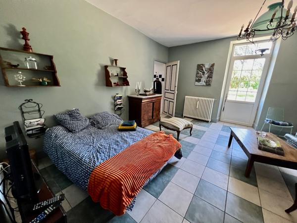 Au coeur du Lot-et-Garonne, à Villeneuve-sur-Lot, à proximité de cinq villages classés parmi « Les Plus Beaux Villages de France », remarquable propriété de prestige composée d'un manoir du XVII? siècle d'environ 410 m², de dépendances aménagées en gîtes , Villeneuve sur lot