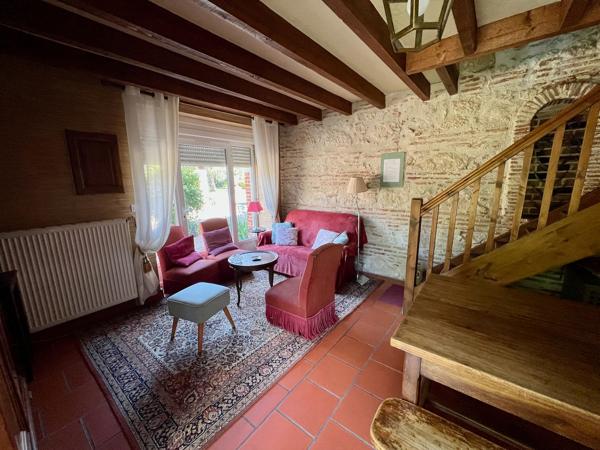 Au coeur du Lot-et-Garonne, à Villeneuve-sur-Lot, à proximité de cinq villages classés parmi « Les Plus Beaux Villages de France », remarquable propriété de prestige composée d'un manoir du XVII? siècle d'environ 410 m², de dépendances aménagées en gîtes , Villeneuve sur lot