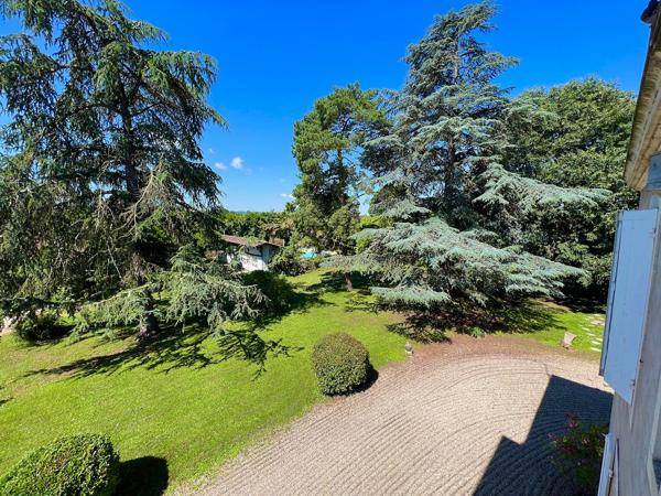 Au coeur du Lot-et-Garonne, à Villeneuve-sur-Lot, à proximité de cinq villages classés parmi « Les Plus Beaux Villages de France », remarquable propriété de prestige composée d'un manoir du XVII? siècle d'environ 410 m², de dépendances aménagées en gîtes , Villeneuve sur lot