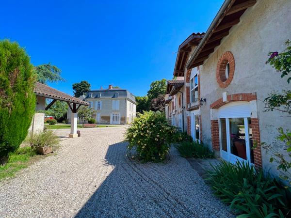 Au coeur du Lot-et-Garonne, à Villeneuve-sur-Lot, à proximité de cinq villages classés parmi « Les Plus Beaux Villages de France », remarquable propriété de prestige composée d'un manoir du XVII? siècle d'environ 410 m², de dépendances aménagées en gîtes , Villeneuve sur lot