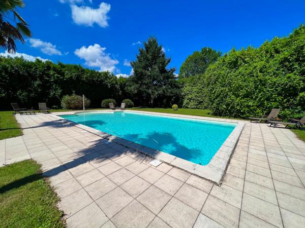 Au coeur du Lot-et-Garonne, à Villeneuve-sur-Lot, à proximité de cinq villages classés parmi « Les Plus Beaux Villages de France », remarquable propriété de prestige composée d'un manoir du XVII? siècle d'environ 410 m², de dépendances aménagées en gîtes , Villeneuve sur lot