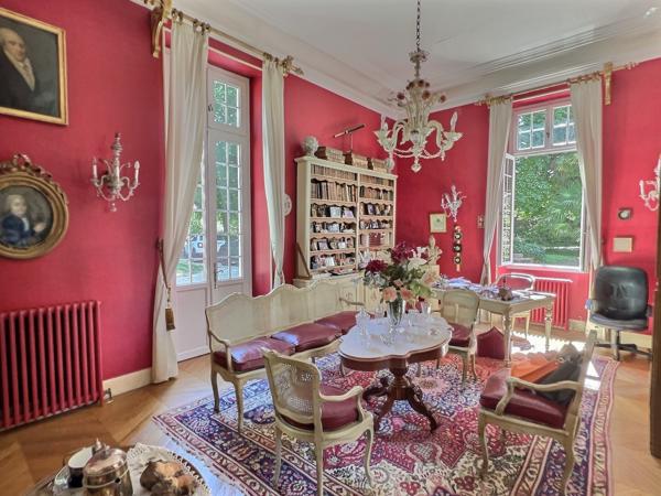 Au coeur du Lot-et-Garonne, à Villeneuve-sur-Lot, à proximité de cinq villages classés parmi « Les Plus Beaux Villages de France », remarquable propriété de prestige composée d'un manoir du XVII? siècle d'environ 410 m², de dépendances aménagées en gîtes , Villeneuve sur lot