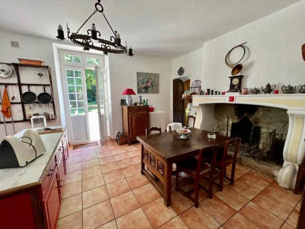 Au coeur du Lot-et-Garonne, à Villeneuve-sur-Lot, à proximité de cinq villages classés parmi « Les Plus Beaux Villages de France », remarquable propriété de prestige composée d'un manoir du XVII? siècle d'environ 410 m², de dépendances aménagées en gîtes , Villeneuve sur lot