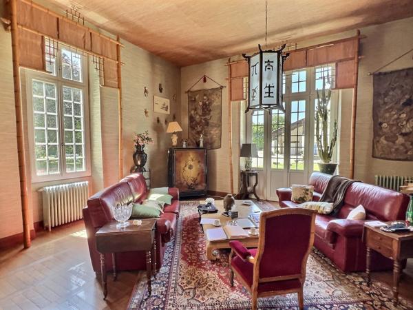 Au coeur du Lot-et-Garonne, à Villeneuve-sur-Lot, à proximité de cinq villages classés parmi « Les Plus Beaux Villages de France », remarquable propriété de prestige composée d'un manoir du XVII? siècle d'environ 410 m², de dépendances aménagées en gîtes , Villeneuve sur lot