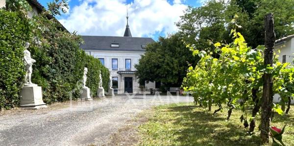 DEMEURE EN PIERRE DE TAILLE - 488 M² HABITABLES - 5 CHAMBRES - JARDIN 2610M² - AUX PORTES DE COGNAC