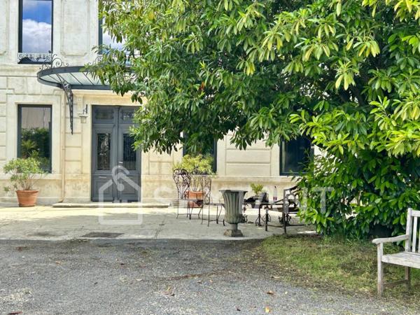 DEMEURE EN PIERRE DE TAILLE - 488 M² HABITABLES - 5 CHAMBRES - JARDIN 2610M² - AUX PORTES DE COGNAC