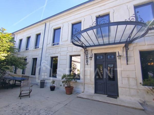 DEMEURE EN PIERRE DE TAILLE - 488 M² HABITABLES - 5 CHAMBRES - JARDIN 2610M² - AUX PORTES DE COGNAC