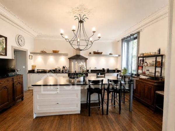 DEMEURE EN PIERRE DE TAILLE - 488 M² HABITABLES - 5 CHAMBRES - JARDIN 2610M² - AUX PORTES DE COGNAC