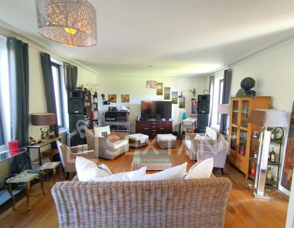 DEMEURE EN PIERRE DE TAILLE - 488 M² HABITABLES - 5 CHAMBRES - JARDIN 2610M² - AUX PORTES DE COGNAC