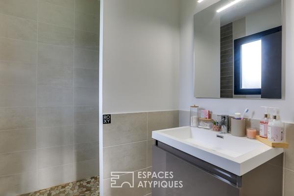 Villa contemporaine aux lignes épurées avec piscine