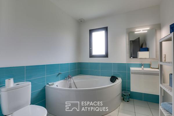 Villa contemporaine aux lignes épurées avec piscine