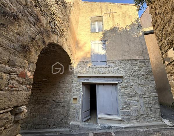 Au cœur de Conques-sur-Orbiel, venez découvrir cette maison de village pleine de caractère offrant environ 110 m² habitables, ainsi qu'un atelier de 40 m² directement accessible depuis la rue.

Répartie sur trois niveaux, elle bénéficie de nombreux éléments de charme : pierres apparentes, poutres anciennes, parquet et volumes atypiques.

Au rez-de-chaussée, vous disposerez d'un atelier d'environ 40 m², donnant directement sur la rue, offre de nombreuses possibilités : espace de stockage, atelier, activité professionnelle indépendante, cabinet ou petit commerce, sous réserve des autorisations nécessaires.
Ce niveau comprend également une cuisine à rénover, un WC ainsi qu'un espace arrière-cuisine avec barbecue, à repenser entièrement.

Au 1er étage, la maison propose deux espaces de vie distincts.
D'un côté, une chambre de 9,7 m², un espace dressing ainsi qu'une salle d'eau avec douche à l'italienne, double vasque et WC.
De l'autre, un agréable séjour lumineux de 28 m², bénéficiant d'un insert et d'un très joli mur en pierres apparentes, qui apporte beaucoup de cachet à la pièce.

Au 2ème étage, vous découvrirez deux chambres de 13 m² et 10,2 m², ainsi qu'un bureau de 10,8 m² pouvant facilement accueillir un espace télétravail, loisirs ou rangement. (Cette dernière pièce ne disposant pas de fenêtre, elle n'est pas considérée comme une chambre)

Des travaux restent à prévoir afin de finaliser et personnaliser la maison : rénovation de la cuisine, peintures et finitions, rafraîchissement général ainsi que quelques reprises techniques.

L'installation électrique est également à remettre aux normes et des améliorations de la performance énergétique pourront être envisagées (DPE E).

La maison est équipée de fenêtres double vitrage, d'un chauffage électrique par radiateurs ainsi que d'un insert.
La taxe foncière est de 800 €.
Stationnement possible sur un parking situé à environ 100 mètres de la maison.

Une maison authentique et atypique offrant un beau potentiel, aussi bien pour une résidence principale que pour un projet associant habitation et activité professionnelle. 
Une visite s'impose !