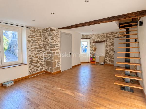 Au cœur de Conques-sur-Orbiel, venez découvrir cette maison de village pleine de caractère offrant environ 110 m² habitables, ainsi qu'un atelier de 40 m² directement accessible depuis la rue.

Répartie sur trois niveaux, elle bénéficie de nombreux éléments de charme : pierres apparentes, poutres anciennes, parquet et volumes atypiques.

Au rez-de-chaussée, vous disposerez d'un atelier d'environ 40 m², donnant directement sur la rue, offre de nombreuses possibilités : espace de stockage, atelier, activité professionnelle indépendante, cabinet ou petit commerce, sous réserve des autorisations nécessaires.
Ce niveau comprend également une cuisine à rénover, un WC ainsi qu'un espace arrière-cuisine avec barbecue, à repenser entièrement.

Au 1er étage, la maison propose deux espaces de vie distincts.
D'un côté, une chambre de 9,7 m², un espace dressing ainsi qu'une salle d'eau avec douche à l'italienne, double vasque et WC.
De l'autre, un agréable séjour lumineux de 28 m², bénéficiant d'un insert et d'un très joli mur en pierres apparentes, qui apporte beaucoup de cachet à la pièce.

Au 2ème étage, vous découvrirez deux chambres de 13 m² et 10,2 m², ainsi qu'un bureau de 10,8 m² pouvant facilement accueillir un espace télétravail, loisirs ou rangement. (Cette dernière pièce ne disposant pas de fenêtre, elle n'est pas considérée comme une chambre)

Des travaux restent à prévoir afin de finaliser et personnaliser la maison : rénovation de la cuisine, peintures et finitions, rafraîchissement général ainsi que quelques reprises techniques.

L'installation électrique est également à remettre aux normes et des améliorations de la performance énergétique pourront être envisagées (DPE E).

La maison est équipée de fenêtres double vitrage, d'un chauffage électrique par radiateurs ainsi que d'un insert.
La taxe foncière est de 800 €.
Stationnement possible sur un parking situé à environ 100 mètres de la maison.

Une maison authentique et atypique offrant un beau potentiel, aussi bien pour une résidence principale que pour un projet associant habitation et activité professionnelle. 
Une visite s'impose !