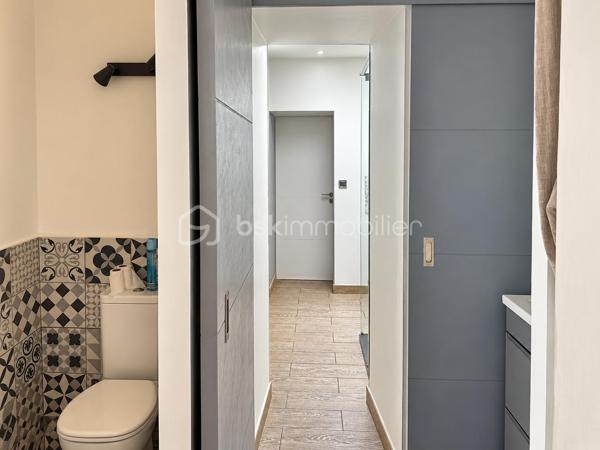 Au cœur de Conques-sur-Orbiel, venez découvrir cette maison de village pleine de caractère offrant environ 110 m² habitables, ainsi qu'un atelier de 40 m² directement accessible depuis la rue.

Répartie sur trois niveaux, elle bénéficie de nombreux éléments de charme : pierres apparentes, poutres anciennes, parquet et volumes atypiques.

Au rez-de-chaussée, vous disposerez d'un atelier d'environ 40 m², donnant directement sur la rue, offre de nombreuses possibilités : espace de stockage, atelier, activité professionnelle indépendante, cabinet ou petit commerce, sous réserve des autorisations nécessaires.
Ce niveau comprend également une cuisine à rénover, un WC ainsi qu'un espace arrière-cuisine avec barbecue, à repenser entièrement.

Au 1er étage, la maison propose deux espaces de vie distincts.
D'un côté, une chambre de 9,7 m², un espace dressing ainsi qu'une salle d'eau avec douche à l'italienne, double vasque et WC.
De l'autre, un agréable séjour lumineux de 28 m², bénéficiant d'un insert et d'un très joli mur en pierres apparentes, qui apporte beaucoup de cachet à la pièce.

Au 2ème étage, vous découvrirez deux chambres de 13 m² et 10,2 m², ainsi qu'un bureau de 10,8 m² pouvant facilement accueillir un espace télétravail, loisirs ou rangement. (Cette dernière pièce ne disposant pas de fenêtre, elle n'est pas considérée comme une chambre)

Des travaux restent à prévoir afin de finaliser et personnaliser la maison : rénovation de la cuisine, peintures et finitions, rafraîchissement général ainsi que quelques reprises techniques.

L'installation électrique est également à remettre aux normes et des améliorations de la performance énergétique pourront être envisagées (DPE E).

La maison est équipée de fenêtres double vitrage, d'un chauffage électrique par radiateurs ainsi que d'un insert.
La taxe foncière est de 800 €.
Stationnement possible sur un parking situé à environ 100 mètres de la maison.

Une maison authentique et atypique offrant un beau potentiel, aussi bien pour une résidence principale que pour un projet associant habitation et activité professionnelle. 
Une visite s'impose !
