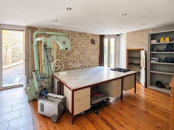 Au cœur de Conques-sur-Orbiel, venez découvrir cette maison de village pleine de caractère offrant environ 110 m² habitables, ainsi qu'un atelier de 40 m² directement accessible depuis la rue.

Répartie sur trois niveaux, elle bénéficie de nombreux éléments de charme : pierres apparentes, poutres anciennes, parquet et volumes atypiques.

Au rez-de-chaussée, vous disposerez d'un atelier d'environ 40 m², donnant directement sur la rue, offre de nombreuses possibilités : espace de stockage, atelier, activité professionnelle indépendante, cabinet ou petit commerce, sous réserve des autorisations nécessaires.
Ce niveau comprend également une cuisine à rénover, un WC ainsi qu'un espace arrière-cuisine avec barbecue, à repenser entièrement.

Au 1er étage, la maison propose deux espaces de vie distincts.
D'un côté, une chambre de 9,7 m², un espace dressing ainsi qu'une salle d'eau avec douche à l'italienne, double vasque et WC.
De l'autre, un agréable séjour lumineux de 28 m², bénéficiant d'un insert et d'un très joli mur en pierres apparentes, qui apporte beaucoup de cachet à la pièce.

Au 2ème étage, vous découvrirez deux chambres de 13 m² et 10,2 m², ainsi qu'un bureau de 10,8 m² pouvant facilement accueillir un espace télétravail, loisirs ou rangement. (Cette dernière pièce ne disposant pas de fenêtre, elle n'est pas considérée comme une chambre)

Des travaux restent à prévoir afin de finaliser et personnaliser la maison : rénovation de la cuisine, peintures et finitions, rafraîchissement général ainsi que quelques reprises techniques.

L'installation électrique est également à remettre aux normes et des améliorations de la performance énergétique pourront être envisagées (DPE E).

La maison est équipée de fenêtres double vitrage, d'un chauffage électrique par radiateurs ainsi que d'un insert.
La taxe foncière est de 800 €.
Stationnement possible sur un parking situé à environ 100 mètres de la maison.

Une maison authentique et atypique offrant un beau potentiel, aussi bien pour une résidence principale que pour un projet associant habitation et activité professionnelle. 
Une visite s'impose !
