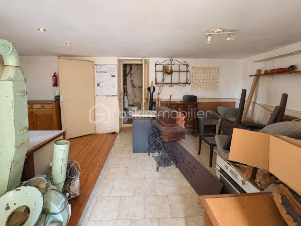 Au cœur de Conques-sur-Orbiel, venez découvrir cette maison de village pleine de caractère offrant environ 110 m² habitables, ainsi qu'un atelier de 40 m² directement accessible depuis la rue.

Répartie sur trois niveaux, elle bénéficie de nombreux éléments de charme : pierres apparentes, poutres anciennes, parquet et volumes atypiques.

Au rez-de-chaussée, vous disposerez d'un atelier d'environ 40 m², donnant directement sur la rue, offre de nombreuses possibilités : espace de stockage, atelier, activité professionnelle indépendante, cabinet ou petit commerce, sous réserve des autorisations nécessaires.
Ce niveau comprend également une cuisine à rénover, un WC ainsi qu'un espace arrière-cuisine avec barbecue, à repenser entièrement.

Au 1er étage, la maison propose deux espaces de vie distincts.
D'un côté, une chambre de 9,7 m², un espace dressing ainsi qu'une salle d'eau avec douche à l'italienne, double vasque et WC.
De l'autre, un agréable séjour lumineux de 28 m², bénéficiant d'un insert et d'un très joli mur en pierres apparentes, qui apporte beaucoup de cachet à la pièce.

Au 2ème étage, vous découvrirez deux chambres de 13 m² et 10,2 m², ainsi qu'un bureau de 10,8 m² pouvant facilement accueillir un espace télétravail, loisirs ou rangement. (Cette dernière pièce ne disposant pas de fenêtre, elle n'est pas considérée comme une chambre)

Des travaux restent à prévoir afin de finaliser et personnaliser la maison : rénovation de la cuisine, peintures et finitions, rafraîchissement général ainsi que quelques reprises techniques.

L'installation électrique est également à remettre aux normes et des améliorations de la performance énergétique pourront être envisagées (DPE E).

La maison est équipée de fenêtres double vitrage, d'un chauffage électrique par radiateurs ainsi que d'un insert.
La taxe foncière est de 800 €.
Stationnement possible sur un parking situé à environ 100 mètres de la maison.

Une maison authentique et atypique offrant un beau potentiel, aussi bien pour une résidence principale que pour un projet associant habitation et activité professionnelle. 
Une visite s'impose !