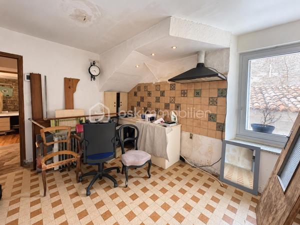 Au cœur de Conques-sur-Orbiel, venez découvrir cette maison de village pleine de caractère offrant environ 110 m² habitables, ainsi qu'un atelier de 40 m² directement accessible depuis la rue.

Répartie sur trois niveaux, elle bénéficie de nombreux éléments de charme : pierres apparentes, poutres anciennes, parquet et volumes atypiques.

Au rez-de-chaussée, vous disposerez d'un atelier d'environ 40 m², donnant directement sur la rue, offre de nombreuses possibilités : espace de stockage, atelier, activité professionnelle indépendante, cabinet ou petit commerce, sous réserve des autorisations nécessaires.
Ce niveau comprend également une cuisine à rénover, un WC ainsi qu'un espace arrière-cuisine avec barbecue, à repenser entièrement.

Au 1er étage, la maison propose deux espaces de vie distincts.
D'un côté, une chambre de 9,7 m², un espace dressing ainsi qu'une salle d'eau avec douche à l'italienne, double vasque et WC.
De l'autre, un agréable séjour lumineux de 28 m², bénéficiant d'un insert et d'un très joli mur en pierres apparentes, qui apporte beaucoup de cachet à la pièce.

Au 2ème étage, vous découvrirez deux chambres de 13 m² et 10,2 m², ainsi qu'un bureau de 10,8 m² pouvant facilement accueillir un espace télétravail, loisirs ou rangement. (Cette dernière pièce ne disposant pas de fenêtre, elle n'est pas considérée comme une chambre)

Des travaux restent à prévoir afin de finaliser et personnaliser la maison : rénovation de la cuisine, peintures et finitions, rafraîchissement général ainsi que quelques reprises techniques.

L'installation électrique est également à remettre aux normes et des améliorations de la performance énergétique pourront être envisagées (DPE E).

La maison est équipée de fenêtres double vitrage, d'un chauffage électrique par radiateurs ainsi que d'un insert.
La taxe foncière est de 800 €.
Stationnement possible sur un parking situé à environ 100 mètres de la maison.

Une maison authentique et atypique offrant un beau potentiel, aussi bien pour une résidence principale que pour un projet associant habitation et activité professionnelle. 
Une visite s'impose !