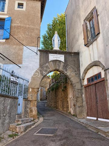 Au cœur de Conques-sur-Orbiel, venez découvrir cette maison de village pleine de caractère offrant environ 110 m² habitables, ainsi qu'un atelier de 40 m² directement accessible depuis la rue.

Répartie sur trois niveaux, elle bénéficie de nombreux éléments de charme : pierres apparentes, poutres anciennes, parquet et volumes atypiques.

Au rez-de-chaussée, vous disposerez d'un atelier d'environ 40 m², donnant directement sur la rue, offre de nombreuses possibilités : espace de stockage, atelier, activité professionnelle indépendante, cabinet ou petit commerce, sous réserve des autorisations nécessaires.
Ce niveau comprend également une cuisine à rénover, un WC ainsi qu'un espace arrière-cuisine avec barbecue, à repenser entièrement.

Au 1er étage, la maison propose deux espaces de vie distincts.
D'un côté, une chambre de 9,7 m², un espace dressing ainsi qu'une salle d'eau avec douche à l'italienne, double vasque et WC.
De l'autre, un agréable séjour lumineux de 28 m², bénéficiant d'un insert et d'un très joli mur en pierres apparentes, qui apporte beaucoup de cachet à la pièce.

Au 2ème étage, vous découvrirez deux chambres de 13 m² et 10,2 m², ainsi qu'un bureau de 10,8 m² pouvant facilement accueillir un espace télétravail, loisirs ou rangement. (Cette dernière pièce ne disposant pas de fenêtre, elle n'est pas considérée comme une chambre)

Des travaux restent à prévoir afin de finaliser et personnaliser la maison : rénovation de la cuisine, peintures et finitions, rafraîchissement général ainsi que quelques reprises techniques.

L'installation électrique est également à remettre aux normes et des améliorations de la performance énergétique pourront être envisagées (DPE E).

La maison est équipée de fenêtres double vitrage, d'un chauffage électrique par radiateurs ainsi que d'un insert.
La taxe foncière est de 800 €.
Stationnement possible sur un parking situé à environ 100 mètres de la maison.

Une maison authentique et atypique offrant un beau potentiel, aussi bien pour une résidence principale que pour un projet associant habitation et activité professionnelle. 
Une visite s'impose !