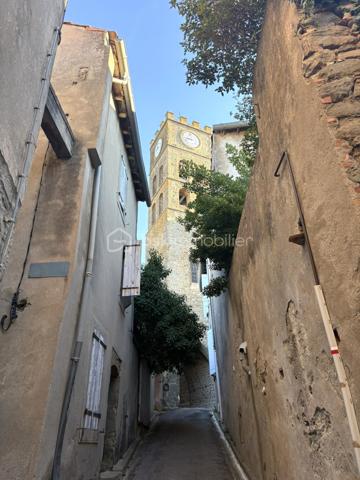 Au cœur de Conques-sur-Orbiel, venez découvrir cette maison de village pleine de caractère offrant environ 110 m² habitables, ainsi qu'un atelier de 40 m² directement accessible depuis la rue.

Répartie sur trois niveaux, elle bénéficie de nombreux éléments de charme : pierres apparentes, poutres anciennes, parquet et volumes atypiques.

Au rez-de-chaussée, vous disposerez d'un atelier d'environ 40 m², donnant directement sur la rue, offre de nombreuses possibilités : espace de stockage, atelier, activité professionnelle indépendante, cabinet ou petit commerce, sous réserve des autorisations nécessaires.
Ce niveau comprend également une cuisine à rénover, un WC ainsi qu'un espace arrière-cuisine avec barbecue, à repenser entièrement.

Au 1er étage, la maison propose deux espaces de vie distincts.
D'un côté, une chambre de 9,7 m², un espace dressing ainsi qu'une salle d'eau avec douche à l'italienne, double vasque et WC.
De l'autre, un agréable séjour lumineux de 28 m², bénéficiant d'un insert et d'un très joli mur en pierres apparentes, qui apporte beaucoup de cachet à la pièce.

Au 2ème étage, vous découvrirez deux chambres de 13 m² et 10,2 m², ainsi qu'un bureau de 10,8 m² pouvant facilement accueillir un espace télétravail, loisirs ou rangement. (Cette dernière pièce ne disposant pas de fenêtre, elle n'est pas considérée comme une chambre)

Des travaux restent à prévoir afin de finaliser et personnaliser la maison : rénovation de la cuisine, peintures et finitions, rafraîchissement général ainsi que quelques reprises techniques.

L'installation électrique est également à remettre aux normes et des améliorations de la performance énergétique pourront être envisagées (DPE E).

La maison est équipée de fenêtres double vitrage, d'un chauffage électrique par radiateurs ainsi que d'un insert.
La taxe foncière est de 800 €.
Stationnement possible sur un parking situé à environ 100 mètres de la maison.

Une maison authentique et atypique offrant un beau potentiel, aussi bien pour une résidence principale que pour un projet associant habitation et activité professionnelle. 
Une visite s'impose !