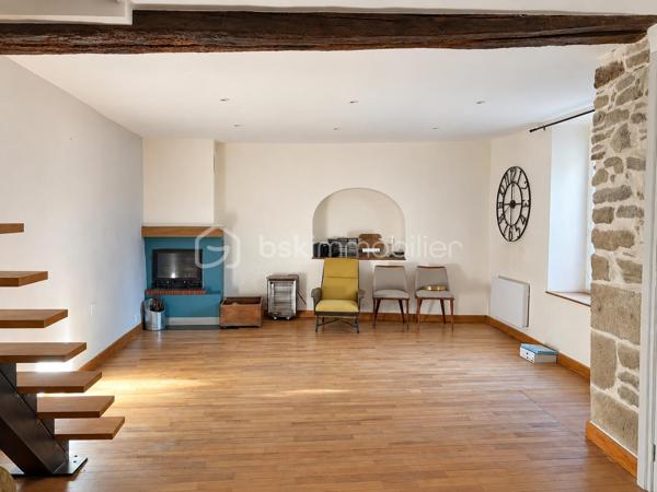 Au cœur de Conques-sur-Orbiel, venez découvrir cette maison de village pleine de caractère offrant environ 110 m² habitables, ainsi qu'un atelier de 40 m² directement accessible depuis la rue.

Répartie sur trois niveaux, elle bénéficie de nombreux éléments de charme : pierres apparentes, poutres anciennes, parquet et volumes atypiques.

Au rez-de-chaussée, vous disposerez d'un atelier d'environ 40 m², donnant directement sur la rue, offre de nombreuses possibilités : espace de stockage, atelier, activité professionnelle indépendante, cabinet ou petit commerce, sous réserve des autorisations nécessaires.
Ce niveau comprend également une cuisine à rénover, un WC ainsi qu'un espace arrière-cuisine avec barbecue, à repenser entièrement.

Au 1er étage, la maison propose deux espaces de vie distincts.
D'un côté, une chambre de 9,7 m², un espace dressing ainsi qu'une salle d'eau avec douche à l'italienne, double vasque et WC.
De l'autre, un agréable séjour lumineux de 28 m², bénéficiant d'un insert et d'un très joli mur en pierres apparentes, qui apporte beaucoup de cachet à la pièce.

Au 2ème étage, vous découvrirez deux chambres de 13 m² et 10,2 m², ainsi qu'un bureau de 10,8 m² pouvant facilement accueillir un espace télétravail, loisirs ou rangement. (Cette dernière pièce ne disposant pas de fenêtre, elle n'est pas considérée comme une chambre)

Des travaux restent à prévoir afin de finaliser et personnaliser la maison : rénovation de la cuisine, peintures et finitions, rafraîchissement général ainsi que quelques reprises techniques.

L'installation électrique est également à remettre aux normes et des améliorations de la performance énergétique pourront être envisagées (DPE E).

La maison est équipée de fenêtres double vitrage, d'un chauffage électrique par radiateurs ainsi que d'un insert.
La taxe foncière est de 800 €.
Stationnement possible sur un parking situé à environ 100 mètres de la maison.

Une maison authentique et atypique offrant un beau potentiel, aussi bien pour une résidence principale que pour un projet associant habitation et activité professionnelle. 
Une visite s'impose !