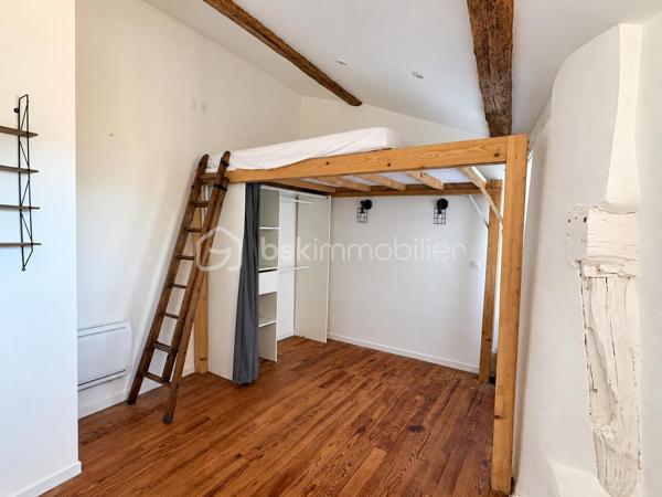 Au cœur de Conques-sur-Orbiel, venez découvrir cette maison de village pleine de caractère offrant environ 110 m² habitables, ainsi qu'un atelier de 40 m² directement accessible depuis la rue.

Répartie sur trois niveaux, elle bénéficie de nombreux éléments de charme : pierres apparentes, poutres anciennes, parquet et volumes atypiques.

Au rez-de-chaussée, vous disposerez d'un atelier d'environ 40 m², donnant directement sur la rue, offre de nombreuses possibilités : espace de stockage, atelier, activité professionnelle indépendante, cabinet ou petit commerce, sous réserve des autorisations nécessaires.
Ce niveau comprend également une cuisine à rénover, un WC ainsi qu'un espace arrière-cuisine avec barbecue, à repenser entièrement.

Au 1er étage, la maison propose deux espaces de vie distincts.
D'un côté, une chambre de 9,7 m², un espace dressing ainsi qu'une salle d'eau avec douche à l'italienne, double vasque et WC.
De l'autre, un agréable séjour lumineux de 28 m², bénéficiant d'un insert et d'un très joli mur en pierres apparentes, qui apporte beaucoup de cachet à la pièce.

Au 2ème étage, vous découvrirez deux chambres de 13 m² et 10,2 m², ainsi qu'un bureau de 10,8 m² pouvant facilement accueillir un espace télétravail, loisirs ou rangement. (Cette dernière pièce ne disposant pas de fenêtre, elle n'est pas considérée comme une chambre)

Des travaux restent à prévoir afin de finaliser et personnaliser la maison : rénovation de la cuisine, peintures et finitions, rafraîchissement général ainsi que quelques reprises techniques.

L'installation électrique est également à remettre aux normes et des améliorations de la performance énergétique pourront être envisagées (DPE E).

La maison est équipée de fenêtres double vitrage, d'un chauffage électrique par radiateurs ainsi que d'un insert.
La taxe foncière est de 800 €.
Stationnement possible sur un parking situé à environ 100 mètres de la maison.

Une maison authentique et atypique offrant un beau potentiel, aussi bien pour une résidence principale que pour un projet associant habitation et activité professionnelle. 
Une visite s'impose !