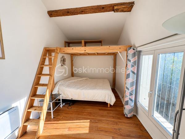 Au cœur de Conques-sur-Orbiel, venez découvrir cette maison de village pleine de caractère offrant environ 110 m² habitables, ainsi qu'un atelier de 40 m² directement accessible depuis la rue.

Répartie sur trois niveaux, elle bénéficie de nombreux éléments de charme : pierres apparentes, poutres anciennes, parquet et volumes atypiques.

Au rez-de-chaussée, vous disposerez d'un atelier d'environ 40 m², donnant directement sur la rue, offre de nombreuses possibilités : espace de stockage, atelier, activité professionnelle indépendante, cabinet ou petit commerce, sous réserve des autorisations nécessaires.
Ce niveau comprend également une cuisine à rénover, un WC ainsi qu'un espace arrière-cuisine avec barbecue, à repenser entièrement.

Au 1er étage, la maison propose deux espaces de vie distincts.
D'un côté, une chambre de 9,7 m², un espace dressing ainsi qu'une salle d'eau avec douche à l'italienne, double vasque et WC.
De l'autre, un agréable séjour lumineux de 28 m², bénéficiant d'un insert et d'un très joli mur en pierres apparentes, qui apporte beaucoup de cachet à la pièce.

Au 2ème étage, vous découvrirez deux chambres de 13 m² et 10,2 m², ainsi qu'un bureau de 10,8 m² pouvant facilement accueillir un espace télétravail, loisirs ou rangement. (Cette dernière pièce ne disposant pas de fenêtre, elle n'est pas considérée comme une chambre)

Des travaux restent à prévoir afin de finaliser et personnaliser la maison : rénovation de la cuisine, peintures et finitions, rafraîchissement général ainsi que quelques reprises techniques.

L'installation électrique est également à remettre aux normes et des améliorations de la performance énergétique pourront être envisagées (DPE E).

La maison est équipée de fenêtres double vitrage, d'un chauffage électrique par radiateurs ainsi que d'un insert.
La taxe foncière est de 800 €.
Stationnement possible sur un parking situé à environ 100 mètres de la maison.

Une maison authentique et atypique offrant un beau potentiel, aussi bien pour une résidence principale que pour un projet associant habitation et activité professionnelle. 
Une visite s'impose !
