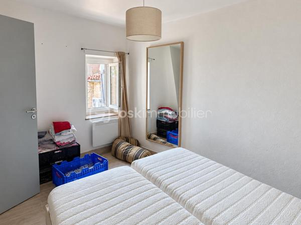 Au cœur de Conques-sur-Orbiel, venez découvrir cette maison de village pleine de caractère offrant environ 110 m² habitables, ainsi qu'un atelier de 40 m² directement accessible depuis la rue.

Répartie sur trois niveaux, elle bénéficie de nombreux éléments de charme : pierres apparentes, poutres anciennes, parquet et volumes atypiques.

Au rez-de-chaussée, vous disposerez d'un atelier d'environ 40 m², donnant directement sur la rue, offre de nombreuses possibilités : espace de stockage, atelier, activité professionnelle indépendante, cabinet ou petit commerce, sous réserve des autorisations nécessaires.
Ce niveau comprend également une cuisine à rénover, un WC ainsi qu'un espace arrière-cuisine avec barbecue, à repenser entièrement.

Au 1er étage, la maison propose deux espaces de vie distincts.
D'un côté, une chambre de 9,7 m², un espace dressing ainsi qu'une salle d'eau avec douche à l'italienne, double vasque et WC.
De l'autre, un agréable séjour lumineux de 28 m², bénéficiant d'un insert et d'un très joli mur en pierres apparentes, qui apporte beaucoup de cachet à la pièce.

Au 2ème étage, vous découvrirez deux chambres de 13 m² et 10,2 m², ainsi qu'un bureau de 10,8 m² pouvant facilement accueillir un espace télétravail, loisirs ou rangement. (Cette dernière pièce ne disposant pas de fenêtre, elle n'est pas considérée comme une chambre)

Des travaux restent à prévoir afin de finaliser et personnaliser la maison : rénovation de la cuisine, peintures et finitions, rafraîchissement général ainsi que quelques reprises techniques.

L'installation électrique est également à remettre aux normes et des améliorations de la performance énergétique pourront être envisagées (DPE E).

La maison est équipée de fenêtres double vitrage, d'un chauffage électrique par radiateurs ainsi que d'un insert.
La taxe foncière est de 800 €.
Stationnement possible sur un parking situé à environ 100 mètres de la maison.

Une maison authentique et atypique offrant un beau potentiel, aussi bien pour une résidence principale que pour un projet associant habitation et activité professionnelle. 
Une visite s'impose !