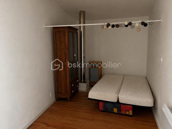 Au cœur de Conques-sur-Orbiel, venez découvrir cette maison de village pleine de caractère offrant environ 110 m² habitables, ainsi qu'un atelier de 40 m² directement accessible depuis la rue.

Répartie sur trois niveaux, elle bénéficie de nombreux éléments de charme : pierres apparentes, poutres anciennes, parquet et volumes atypiques.

Au rez-de-chaussée, vous disposerez d'un atelier d'environ 40 m², donnant directement sur la rue, offre de nombreuses possibilités : espace de stockage, atelier, activité professionnelle indépendante, cabinet ou petit commerce, sous réserve des autorisations nécessaires.
Ce niveau comprend également une cuisine à rénover, un WC ainsi qu'un espace arrière-cuisine avec barbecue, à repenser entièrement.

Au 1er étage, la maison propose deux espaces de vie distincts.
D'un côté, une chambre de 9,7 m², un espace dressing ainsi qu'une salle d'eau avec douche à l'italienne, double vasque et WC.
De l'autre, un agréable séjour lumineux de 28 m², bénéficiant d'un insert et d'un très joli mur en pierres apparentes, qui apporte beaucoup de cachet à la pièce.

Au 2ème étage, vous découvrirez deux chambres de 13 m² et 10,2 m², ainsi qu'un bureau de 10,8 m² pouvant facilement accueillir un espace télétravail, loisirs ou rangement. (Cette dernière pièce ne disposant pas de fenêtre, elle n'est pas considérée comme une chambre)

Des travaux restent à prévoir afin de finaliser et personnaliser la maison : rénovation de la cuisine, peintures et finitions, rafraîchissement général ainsi que quelques reprises techniques.

L'installation électrique est également à remettre aux normes et des améliorations de la performance énergétique pourront être envisagées (DPE E).

La maison est équipée de fenêtres double vitrage, d'un chauffage électrique par radiateurs ainsi que d'un insert.
La taxe foncière est de 800 €.
Stationnement possible sur un parking situé à environ 100 mètres de la maison.

Une maison authentique et atypique offrant un beau potentiel, aussi bien pour une résidence principale que pour un projet associant habitation et activité professionnelle. 
Une visite s'impose !