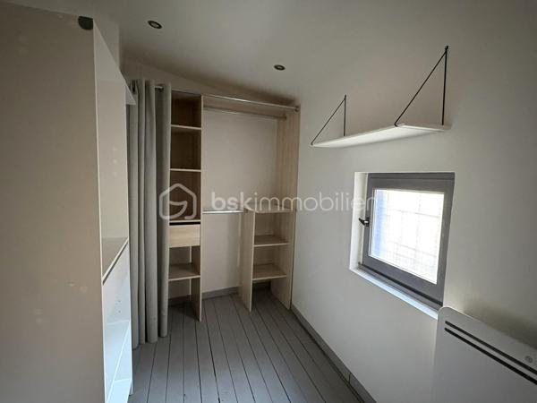 Au cœur de Conques-sur-Orbiel, venez découvrir cette maison de village pleine de caractère offrant environ 110 m² habitables, ainsi qu'un atelier de 40 m² directement accessible depuis la rue.

Répartie sur trois niveaux, elle bénéficie de nombreux éléments de charme : pierres apparentes, poutres anciennes, parquet et volumes atypiques.

Au rez-de-chaussée, vous disposerez d'un atelier d'environ 40 m², donnant directement sur la rue, offre de nombreuses possibilités : espace de stockage, atelier, activité professionnelle indépendante, cabinet ou petit commerce, sous réserve des autorisations nécessaires.
Ce niveau comprend également une cuisine à rénover, un WC ainsi qu'un espace arrière-cuisine avec barbecue, à repenser entièrement.

Au 1er étage, la maison propose deux espaces de vie distincts.
D'un côté, une chambre de 9,7 m², un espace dressing ainsi qu'une salle d'eau avec douche à l'italienne, double vasque et WC.
De l'autre, un agréable séjour lumineux de 28 m², bénéficiant d'un insert et d'un très joli mur en pierres apparentes, qui apporte beaucoup de cachet à la pièce.

Au 2ème étage, vous découvrirez deux chambres de 13 m² et 10,2 m², ainsi qu'un bureau de 10,8 m² pouvant facilement accueillir un espace télétravail, loisirs ou rangement. (Cette dernière pièce ne disposant pas de fenêtre, elle n'est pas considérée comme une chambre)

Des travaux restent à prévoir afin de finaliser et personnaliser la maison : rénovation de la cuisine, peintures et finitions, rafraîchissement général ainsi que quelques reprises techniques.

L'installation électrique est également à remettre aux normes et des améliorations de la performance énergétique pourront être envisagées (DPE E).

La maison est équipée de fenêtres double vitrage, d'un chauffage électrique par radiateurs ainsi que d'un insert.
La taxe foncière est de 800 €.
Stationnement possible sur un parking situé à environ 100 mètres de la maison.

Une maison authentique et atypique offrant un beau potentiel, aussi bien pour une résidence principale que pour un projet associant habitation et activité professionnelle. 
Une visite s'impose !