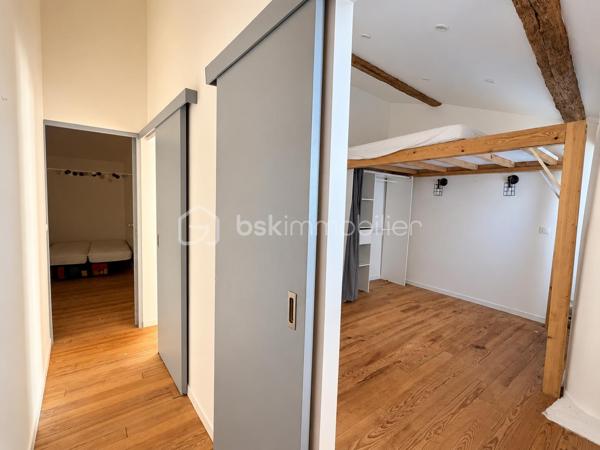 Au cœur de Conques-sur-Orbiel, venez découvrir cette maison de village pleine de caractère offrant environ 110 m² habitables, ainsi qu'un atelier de 40 m² directement accessible depuis la rue.

Répartie sur trois niveaux, elle bénéficie de nombreux éléments de charme : pierres apparentes, poutres anciennes, parquet et volumes atypiques.

Au rez-de-chaussée, vous disposerez d'un atelier d'environ 40 m², donnant directement sur la rue, offre de nombreuses possibilités : espace de stockage, atelier, activité professionnelle indépendante, cabinet ou petit commerce, sous réserve des autorisations nécessaires.
Ce niveau comprend également une cuisine à rénover, un WC ainsi qu'un espace arrière-cuisine avec barbecue, à repenser entièrement.

Au 1er étage, la maison propose deux espaces de vie distincts.
D'un côté, une chambre de 9,7 m², un espace dressing ainsi qu'une salle d'eau avec douche à l'italienne, double vasque et WC.
De l'autre, un agréable séjour lumineux de 28 m², bénéficiant d'un insert et d'un très joli mur en pierres apparentes, qui apporte beaucoup de cachet à la pièce.

Au 2ème étage, vous découvrirez deux chambres de 13 m² et 10,2 m², ainsi qu'un bureau de 10,8 m² pouvant facilement accueillir un espace télétravail, loisirs ou rangement. (Cette dernière pièce ne disposant pas de fenêtre, elle n'est pas considérée comme une chambre)

Des travaux restent à prévoir afin de finaliser et personnaliser la maison : rénovation de la cuisine, peintures et finitions, rafraîchissement général ainsi que quelques reprises techniques.

L'installation électrique est également à remettre aux normes et des améliorations de la performance énergétique pourront être envisagées (DPE E).

La maison est équipée de fenêtres double vitrage, d'un chauffage électrique par radiateurs ainsi que d'un insert.
La taxe foncière est de 800 €.
Stationnement possible sur un parking situé à environ 100 mètres de la maison.

Une maison authentique et atypique offrant un beau potentiel, aussi bien pour une résidence principale que pour un projet associant habitation et activité professionnelle. 
Une visite s'impose !