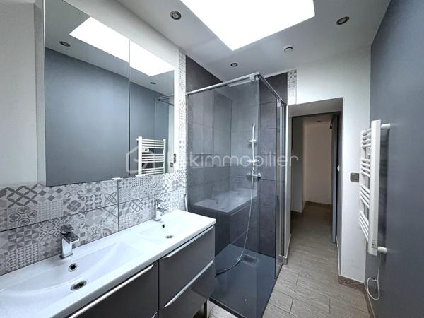 Au cœur de Conques-sur-Orbiel, venez découvrir cette maison de village pleine de caractère offrant environ 110 m² habitables, ainsi qu'un atelier de 40 m² directement accessible depuis la rue.

Répartie sur trois niveaux, elle bénéficie de nombreux éléments de charme : pierres apparentes, poutres anciennes, parquet et volumes atypiques.

Au rez-de-chaussée, vous disposerez d'un atelier d'environ 40 m², donnant directement sur la rue, offre de nombreuses possibilités : espace de stockage, atelier, activité professionnelle indépendante, cabinet ou petit commerce, sous réserve des autorisations nécessaires.
Ce niveau comprend également une cuisine à rénover, un WC ainsi qu'un espace arrière-cuisine avec barbecue, à repenser entièrement.

Au 1er étage, la maison propose deux espaces de vie distincts.
D'un côté, une chambre de 9,7 m², un espace dressing ainsi qu'une salle d'eau avec douche à l'italienne, double vasque et WC.
De l'autre, un agréable séjour lumineux de 28 m², bénéficiant d'un insert et d'un très joli mur en pierres apparentes, qui apporte beaucoup de cachet à la pièce.

Au 2ème étage, vous découvrirez deux chambres de 13 m² et 10,2 m², ainsi qu'un bureau de 10,8 m² pouvant facilement accueillir un espace télétravail, loisirs ou rangement. (Cette dernière pièce ne disposant pas de fenêtre, elle n'est pas considérée comme une chambre)

Des travaux restent à prévoir afin de finaliser et personnaliser la maison : rénovation de la cuisine, peintures et finitions, rafraîchissement général ainsi que quelques reprises techniques.

L'installation électrique est également à remettre aux normes et des améliorations de la performance énergétique pourront être envisagées (DPE E).

La maison est équipée de fenêtres double vitrage, d'un chauffage électrique par radiateurs ainsi que d'un insert.
La taxe foncière est de 800 €.
Stationnement possible sur un parking situé à environ 100 mètres de la maison.

Une maison authentique et atypique offrant un beau potentiel, aussi bien pour une résidence principale que pour un projet associant habitation et activité professionnelle. 
Une visite s'impose !