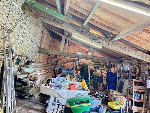 A VENDRE Grange à rénover située à Sainte Hermine